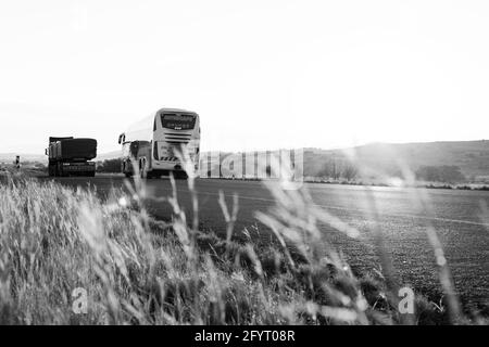 KAR, AFRIQUE DU SUD - 06 janvier 2021: Karoo, Afrique du Sud - 17 2019 mars: Bus et camion sur une route de campagne dans la région agricole sud-africaine Banque D'Images