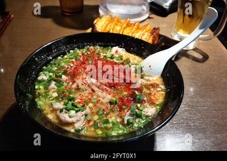 Ramen japonais avec gyoza Banque D'Images