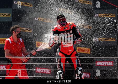 Cascais. 29 mai 2021. British Scott Redding (R) of Aruba.it Racing - Ducati fête avec du champagne après avoir remporté la première course du championnat du monde FIM Superbike Estoril Round au Circuito Estoril à Cascais, Portugal, le 29 mai 2021. Crédit: Pedro Fiuza/Xinhua/Alay Live News Banque D'Images