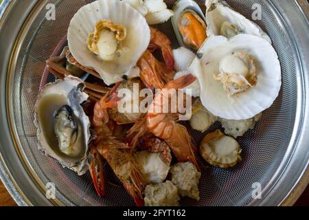 Fruits de mer cuits à la vapeur au-dessus des évents de source chaude à Beppu, au Japon Banque D'Images