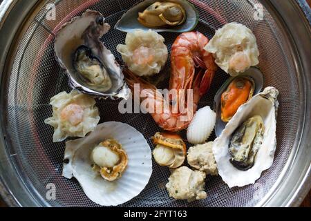 Fruits de mer cuits à la vapeur au-dessus des évents de source chaude à Beppu, au Japon Banque D'Images