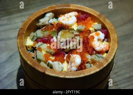 Chirashizushi, type moins traditionnel de sushi japonais Banque D'Images