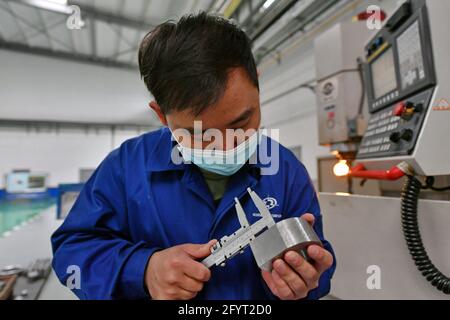 (210530) -- TAIYUAN, 30 mai 2021 (Xinhua) -- UN travailleur fait une partie d'hélicoptère à la base de développement et de fabrication d'hélicoptères Shanxi à Taiyuan, dans la province du Shanxi, au nord de la Chine, le 26 mai 2021. La base de développement et de fabrication d'hélicoptères Shanxi, dont le siège social est situé à Taiyuan, a récemment été mise en service. La base dispose d'une équipe professionnelle de conception et de recherche d'hélicoptères, avec plus de 7,000 modèles exclusifs. À l'heure actuelle, la base produit principalement des hélicoptères monomoteurs à deux places et à deux moteurs à quatre places, qui servent au tourisme, à l'agriculture, à l'entraînement en vol, au sauvetage en cas d'incendie et à l'assistance médicale Banque D'Images