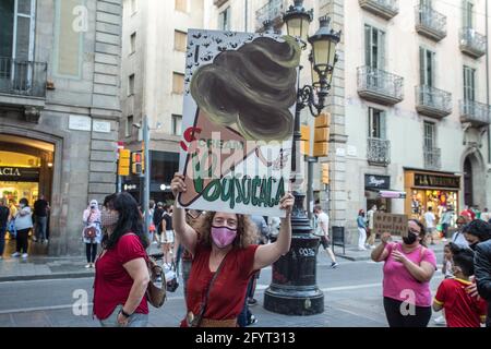 Barcelone, Espagne. 29 mai 2021. Un manifestant tenant un écriteau qui lit, Scream Bolso (Bag), pendant la manifestation.le jour marqué par des manifestations dans les principales villes du Brésil contre le président brésilien, Jair Bolsonaro. Les Brésiliens de Barcelone ont protesté sur les Ramblas de Barcelone pour rejoindre les manifestations de leur pays natal. (Photo de Thiago Prudencio/SOPA Images/Sipa USA) crédit: SIPA USA/Alay Live News Banque D'Images