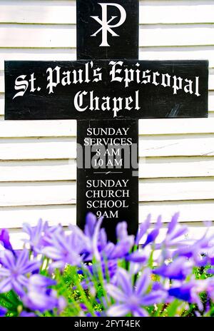 Une croix se dresse devant l’église épiscopale Saint-Paul, le 27 mai 2021, à Magnolia Springs, Alabama. L'église a été construite en 1902. Banque D'Images