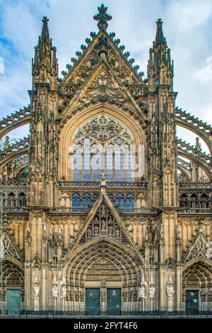 Entrée sud à la cathédrale Saint-Pierre et Sainte-Marie, Cologne, Allemagne Banque D'Images