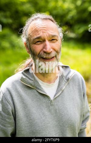 Offenburg, Allemagne. 27 mai 2021. Hubert Laufer, expert en amphibiens, se trouve à côté d'un étang. Selon les spécialistes de la conservation des espèces, la sécheresse de ces dernières années et l'empiètement des humains et de l'industrie sur le paysage menacent de plus en plus les grenouilles, les salamandres et les crapauds du Bade-Wurtemberg. (À dpa 'le nombre d'amphibiens dans la migration des crapauds continue de diminuer significativement') Credit: Philipp von Ditfurth/dpa/Alamy Live News Banque D'Images