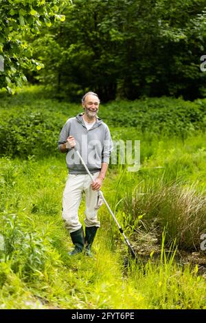 Offenburg, Allemagne. 27 mai 2021. Hubert Laufer, expert en amphibiens, se trouve à côté d'un étang. Selon les spécialistes de la conservation des espèces, la sécheresse de ces dernières années et l'empiètement des humains et de l'industrie sur le paysage menacent de plus en plus les grenouilles, les salamandres et les crapauds du Bade-Wurtemberg. (À dpa 'le nombre d'amphibiens dans la migration des crapauds continue de diminuer significativement') Credit: Philipp von Ditfurth/dpa/Alamy Live News Banque D'Images