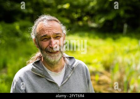 Offenburg, Allemagne. 27 mai 2021. Hubert Laufer, expert en amphibiens, se trouve à côté d'un étang. Selon les spécialistes de la conservation des espèces, la sécheresse de ces dernières années et l'empiètement des humains et de l'industrie sur le paysage menacent de plus en plus les grenouilles, les salamandres et les crapauds du Bade-Wurtemberg. (À dpa 'le nombre d'amphibiens dans la migration des crapauds continue de diminuer significativement') Credit: Philipp von Ditfurth/dpa/Alamy Live News Banque D'Images