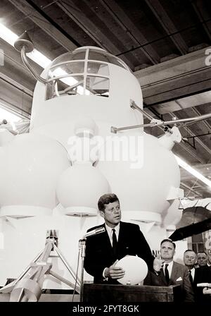12 septembre 1962le président John F. Kennedy (au lectern) prononce un discours, à la suite d'une visite d'expositions d'engins spatiaux à l'intérieur d'un hangar au Rich Building of the Hided vaisseau spatial Center, Houston, Texas. Le président Kennedy détient un modèle à échelle du module de commande Apollo, qui lui a été présenté par le directeur du centre spatial habité, le Dr Robert Gilruth ; une maquette de l'omble lunaire (également connu sous le nom de « bogue ») est en arrière-plan. En arrière-plan : Administrateur de la National Aeronautics and Space Administration (NASA), Dr. James E. Webb; Gouverneur du Texas, Price Daniel; Directeur des opérations pour Pr Banque D'Images