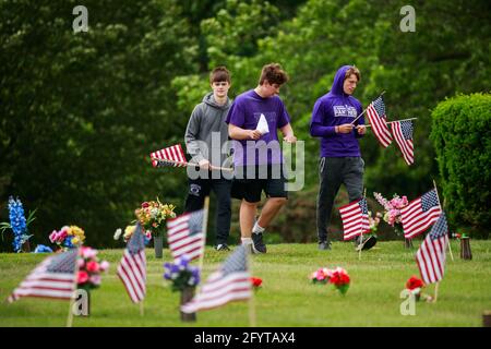 Bloomington, États-Unis. 29 mai 2021. Les joueurs de football de Bloomington High School South recherchent l'emplacement de la tombe d'un vétéran.des drapeaux américains sont placés dans les jardins de mémoire de Valhalla pour le Memorial Day Saturday. Le Memorial Day, qui est le lundi 31 mai de cette année, est une fête fédérale pour honorer les membres des Forces armées des États-Unis qui sont morts dans l'exercice de leurs fonctions. (Photo de Jeremy Hogan/SOPA Images/Sipa USA) crédit: SIPA USA/Alay Live News Banque D'Images