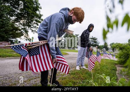 Bloomington, États-Unis. 29 mai 2021. Des drapeaux américains sont placés au cimetière de Rose Hill pour le Memorial Day Samedi. Le Memorial Day, qui est le lundi 31 mai de cette année, est une fête fédérale pour honorer les membres des Forces armées des États-Unis qui sont morts dans l'exercice de leurs fonctions. Crédit : SOPA Images Limited/Alamy Live News Banque D'Images