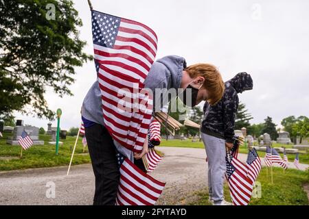 Bloomington, États-Unis. 29 mai 2021. Des drapeaux américains sont placés au cimetière de Rose Hill pour le Memorial Day Samedi. Le Memorial Day, qui est le lundi 31 mai de cette année, est une fête fédérale pour honorer les membres des Forces armées des États-Unis qui sont morts dans l'exercice de leurs fonctions. Crédit : SOPA Images Limited/Alamy Live News Banque D'Images