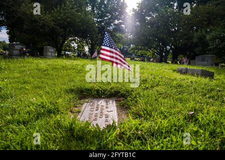 Bloomington, États-Unis. 29 mai 2021. Un drapeau est placé à la tombe du vétéran de l'Armée de la Seconde Guerre mondiale, Frédéric A. Brewer, dans le cimetière de Rose Hill. Des drapeaux américains sont placés au cimetière de Rose Hill pour le Memorial Day Samedi. Le Memorial Day, qui est le lundi 31 mai de cette année, est une fête fédérale pour honorer les membres des Forces armées des États-Unis qui sont morts dans l'exercice de leurs fonctions. Crédit : SOPA Images Limited/Alamy Live News Banque D'Images