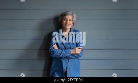 Portrait demi-longueur vieille femme à cheveux gris posant en studio Banque D'Images