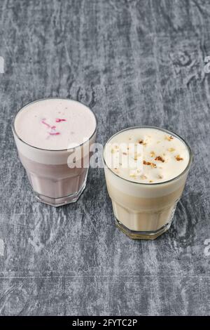 Deux verres avec café raf sur fond gris rasé Banque D'Images