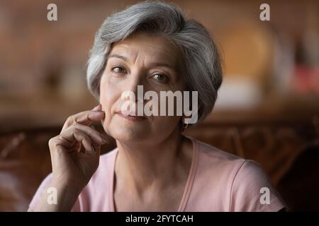 Portrait de tête belle gris cheveux femme plus âgée Banque D'Images