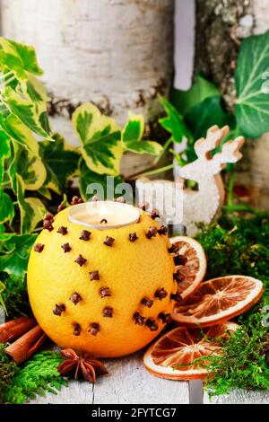 Deux ders en bois et une mandre orange décorée de trèfle. Décoration de table de Noël de style traditionnel. Banque D'Images