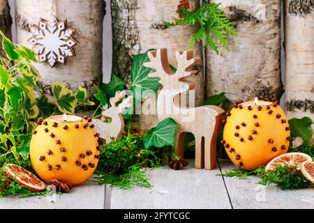 Deux ders en bois et une mandre orange décorée de trèfle. Décoration de table de Noël de style traditionnel. Banque D'Images