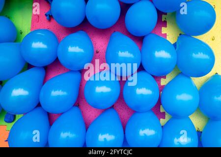 place un ballon sur ce mur de ballons avec fléchettes Banque D'Images