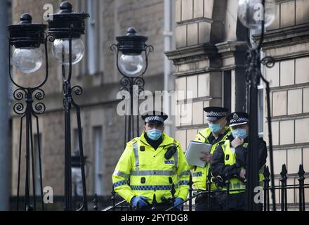 Photo du dossier datée du 12/12/2020, de la police à l'extérieur de Bute House, à Charlotte Square, à Édimbourg, lors d'une manifestation anti-verrouillage. Au cours de la dernière année, plus de 1,000 agressions contre le personnel de police ont impliqué des crachats et des toussants ou ont été autrement liées au coronavirus, suggère une analyse. Date de publication : dimanche 30 mai 2021. Banque D'Images