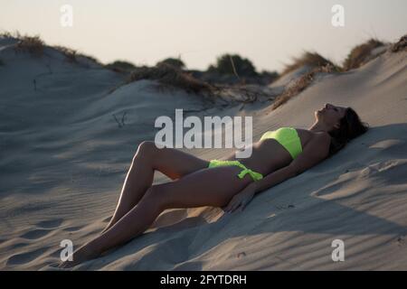 la fille en bikini dans les dunes Banque D'Images