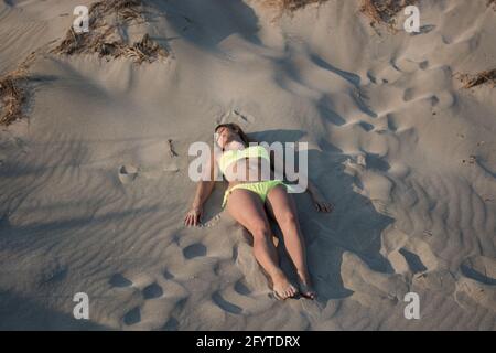 la fille en bikini dans les dunes Banque D'Images