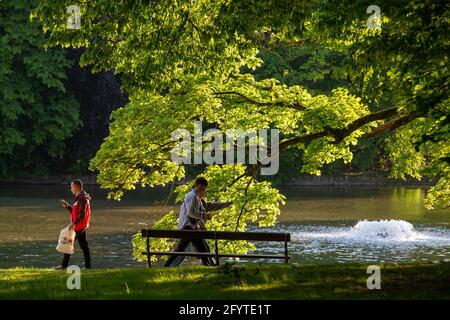 L'illustration montre les peuples qui apprécient le parc car il n'y a pas de grand rassemblement aujourd'hui dans le Bois de la Cambre - Ter Kamerenbos, à Bruxelles, Satur Banque D'Images