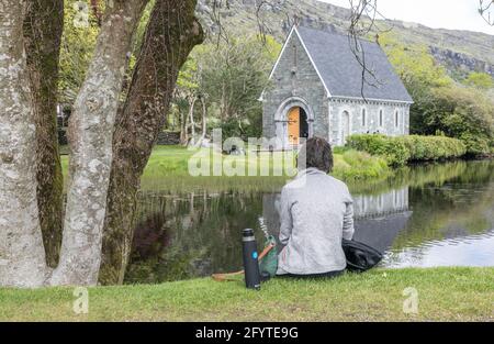 Gougane Barra, Cork, Irlande. 29 mai 2021.UNE femme se détend sous un arbre sur le bord du lac à Gougane Barra, Co. Cork, Irlande. - photo; David Creedon / Anzenberger Banque D'Images