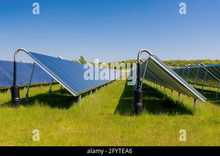 Parc d'énergie solaire à Silkeborg, Danemark. Il couvre une superficie de 156.000 m2 ou 22 terrains de football et dispose de 12,000 panneaux solaires. Banque D'Images