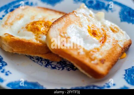 Pain égy sur l'assiette, photographié à la lumière naturelle. Pain doré avec beurre et œuf. Petit déjeuner avec pain. Petit déjeuner anglais. Chambres saines Banque D'Images