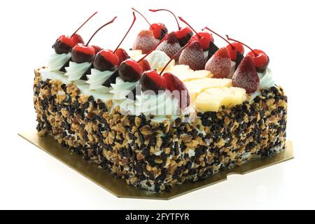 Gâteau à la crème glacée avec cerise sur le dessus isolé sur fond blanc Banque D'Images