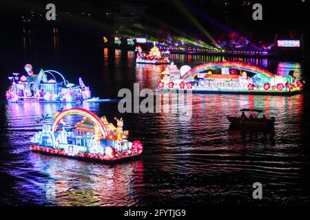 Les flotteurs de différents États de Malaisie sont rassemblés sur le lac de Putrajaya Malaisie pendant la soirée FLORIA 2013. Banque D'Images