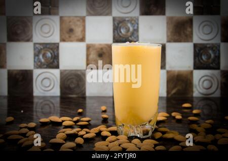 Summer Treat Mango Almond Shake Banque D'Images