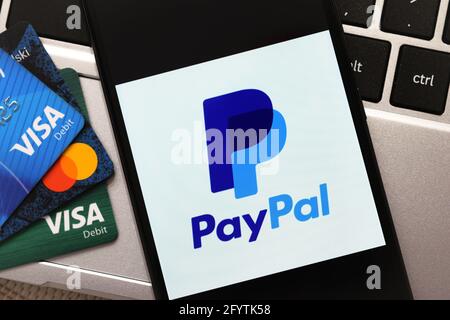 Cracovie, Pologne - 16 octobre 2020 : connexion PayPal sur l'écran du smartphone à côté des cartes Visa et Mastercard. PayPal est un pa de finances électroniques en ligne Banque D'Images