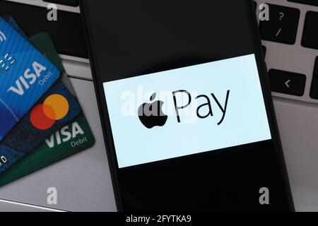 Cracovie, Pologne - 20 octobre 2020: Apple Pay signe sur l'écran du smartphone à côté des cartes Visa et Mastercard. Apple Pay est un célèbre paym électronique Banque D'Images