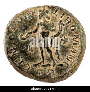 Une ancienne pièce de cuivre romaine inversée de l'empereur Constantius isolé sur fond blanc Banque D'Images