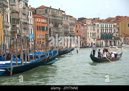 VENISE, ITALIE - 15 mai 2021 : les touristes se rendent en gondole sur le Grand Canal de Venise Banque D'Images
