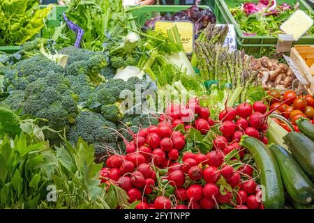 Salade et légumes pour la vente à un marché Banque D'Images