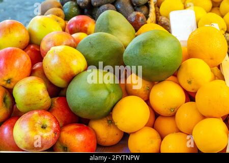 Pommes, oranges et mangues à vendre sur un marché Banque D'Images