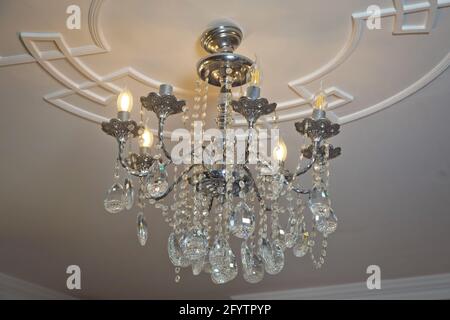 Luxe magnifique lustre lampe chandelier hanging cher sous plafond . La lampe dans la belle chambre lustre en laiton .avec crystal. Chandelie Banque D'Images
