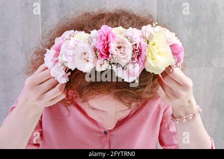 Femme portant une belle couronne de fleur de mariage. Décoration de fête Banque D'Images