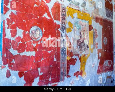 Fresco murs décorés de la table (pièce centrale à l'extrémité de l'atrium d'une maison romaine, à l'origine la chambre principale) - Maison du Bicentenary (Casa del Bicentenario) - ruines d'Herculanum, Italie Banque D'Images