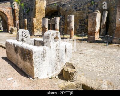 Puits d'eau dans le Decumanus Maximus (route principale) - ruines d'Herculanum, Italie Banque D'Images