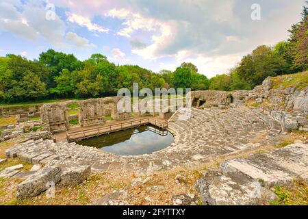 Les ruines de l'ancien théâtre de Butrint vers midi Banque D'Images