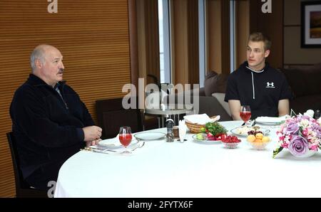 Sotchi, Russie. 29 mai 2021. Le président de la Biélorussie Alexander Lukashenko et son fils Nikolai Lukashenko, au centre, lors d’un petit déjeuner organisé par le président russe Vladimir Poutine, à bord d’un yacht sur la mer Noire le 29 mai 2021 à Sotchi, en Russie. Credit: Planetpix/Alamy Live News Banque D'Images