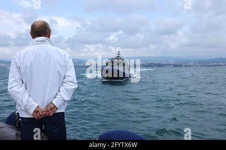 Sotchi, Russie. 29 mai 2021. Le président russe Vladimir Poutine attend sur le pont d'un yacht pour accueillir le président biélorusse Alexandre Loukachenko sur la mer Noire le 29 mai 2021 à Sotchi, Russie. Credit: Planetpix/Alamy Live News Banque D'Images