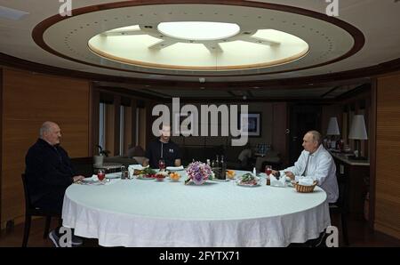 Sotchi, Russie. 29 mai 2021. Le président russe Vladimir Poutine, à droite, accueille un petit-déjeuner pour le président de la Biélorussie Alexander Loukachenko et son fils Nikolai Loukachenko, au centre, à bord d’un yacht sur la mer Noire le 29 mai 2021 à Sotchi, en Russie. Credit: Planetpix/Alamy Live News Banque D'Images