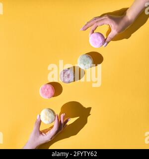 Crème glacée japonaise Mochi dans la pâte de riz. Dessert japonais traditionnel sur fond jaune. Banque D'Images