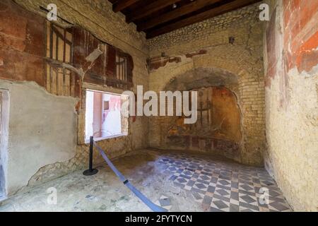 Murs décorés de fresques du Tritrinium - Maison du squelette (Casa dello Scheletro) - ruines d'Herculanum, Italie Banque D'Images